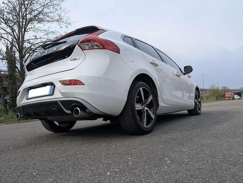 Usata Volvo V40 R-Design 120 CV (88 kW) 2018 Bianco Station wagon