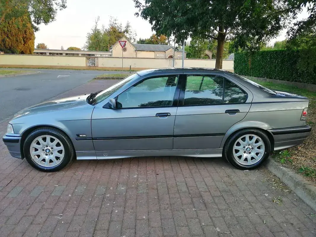 Usata BMW 318 116 CV (85 kW) 1993 Grigio Berlina