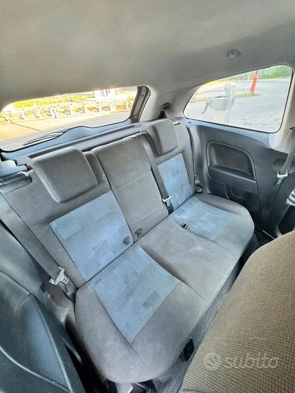 Usata Ford Fiesta Ghia 75 CV (55 kW) 2006 Nero Utilitaria