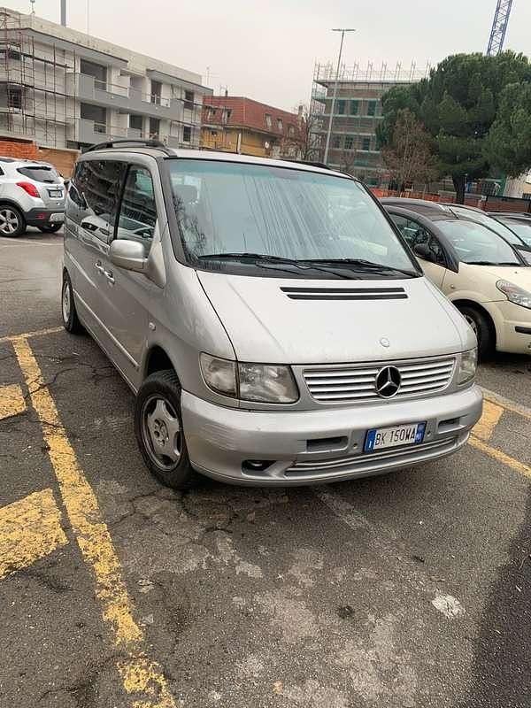 Usata Mercedes V220 122 CV (89 kW) 2000 Argento Monovolume