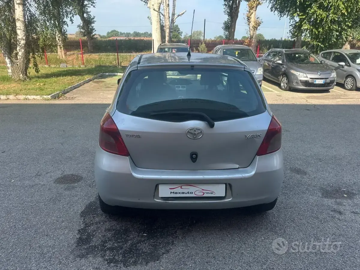 Usata Toyota Yaris 69 CV (50 kW) 2008 Grigio Utilitaria