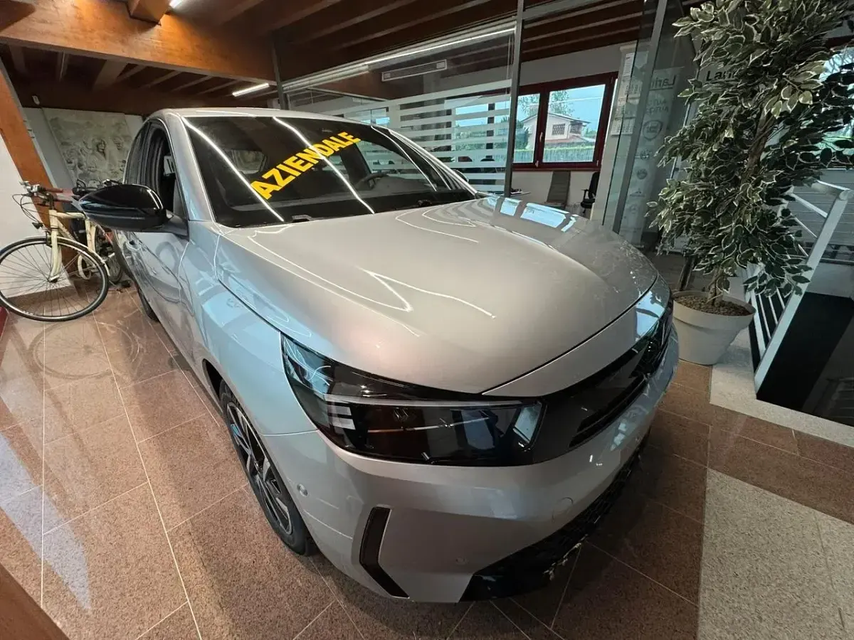 Usata Opel Corsa 101 CV (74 kW) 2025 Argento Utilitaria