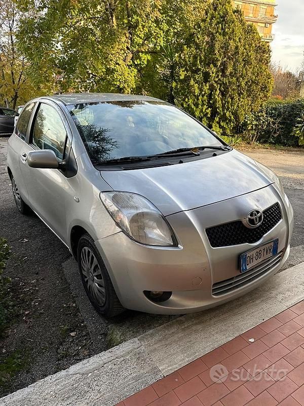 Grigio Usata 2017 Toyota Yaris Luna Due volumi | 2500 € - Immagine 1/4