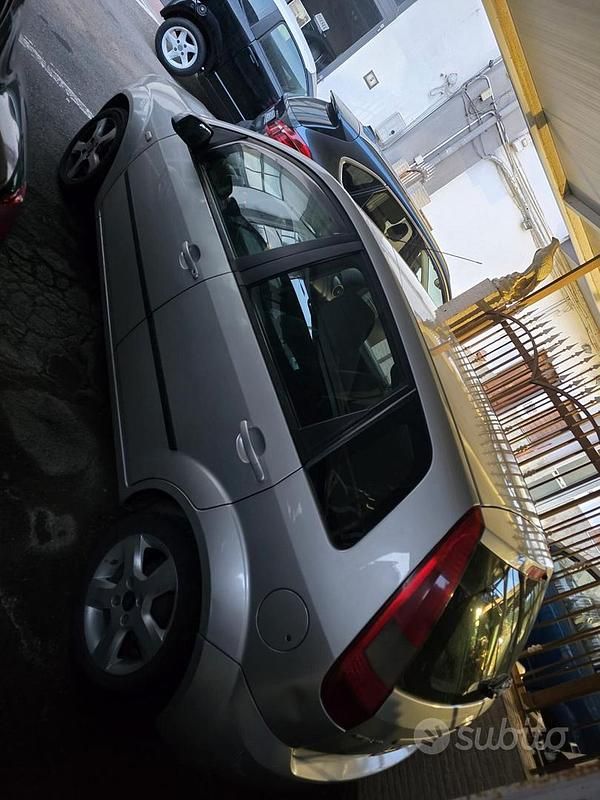 Usata Ford Fiesta Ghia 2006 Grigio Utilitaria