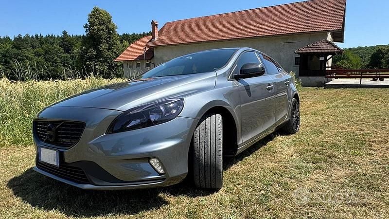 Usata Volvo V40 R-Design 120 CV (88 kW) 2017 Grigio Station wagon