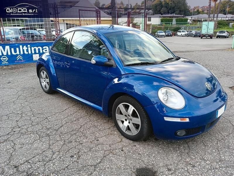 Usata VW New Beetle 104 CV (76 kW) 2009 Blu Utilitaria