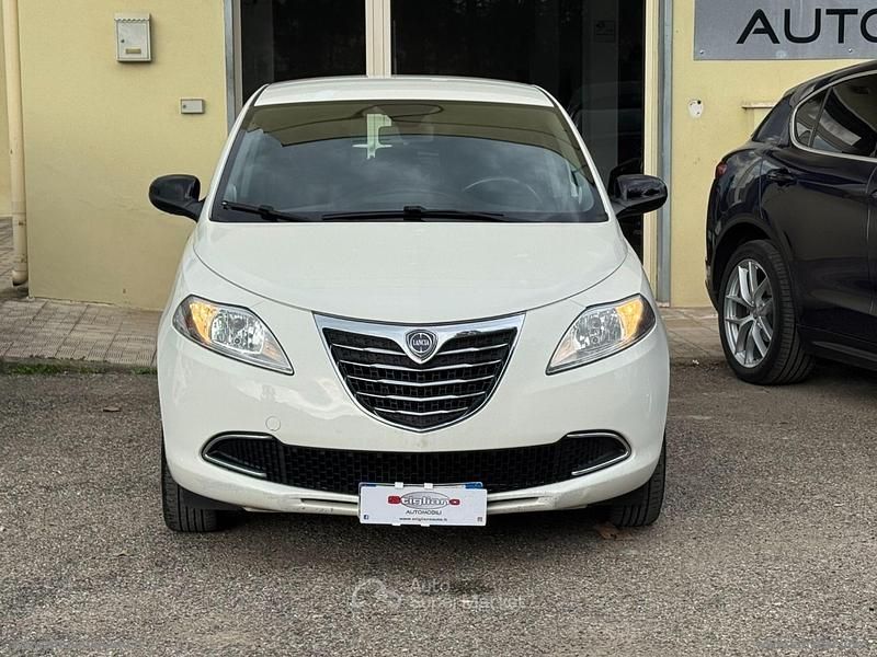 Usata Lancia Ypsilon 69 CV (50 kW) 2014 Bianco Utilitaria