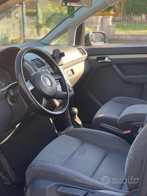 Begagnad VW Touran Highline 105 HK (77 kW) 2006 Grå Minibuss