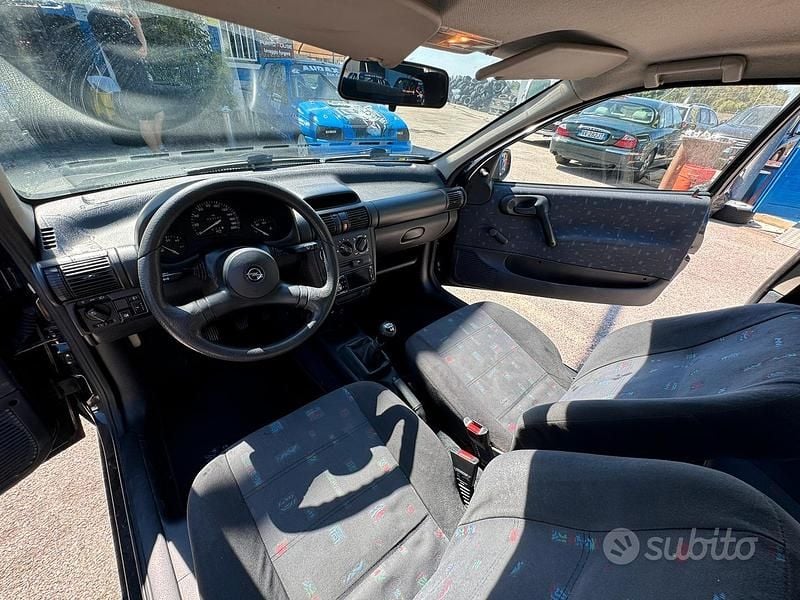 Usata Opel Corsa 56 CV (41 kW) 1998 Nero Berlina