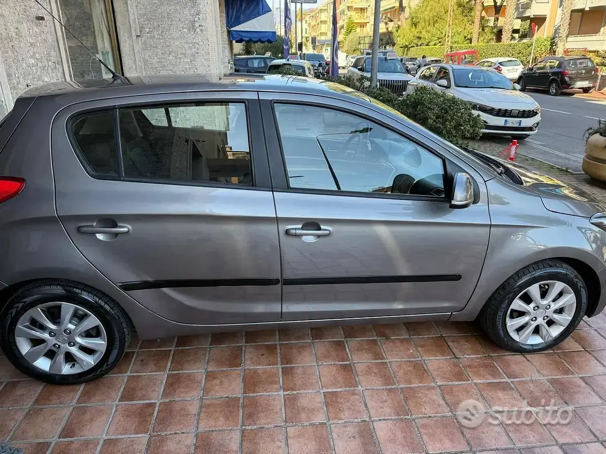 Usata Hyundai i20 75 CV (55 kW) 2013 Grigio Utilitaria