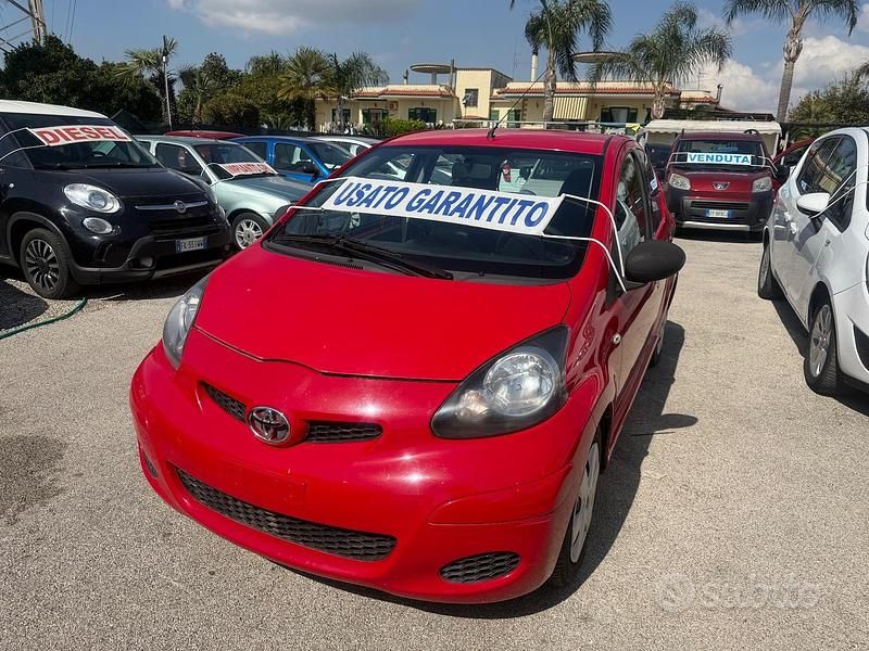 Usata Toyota Aygo 68 CV (50 kW) 2011 Rosso Utilitaria