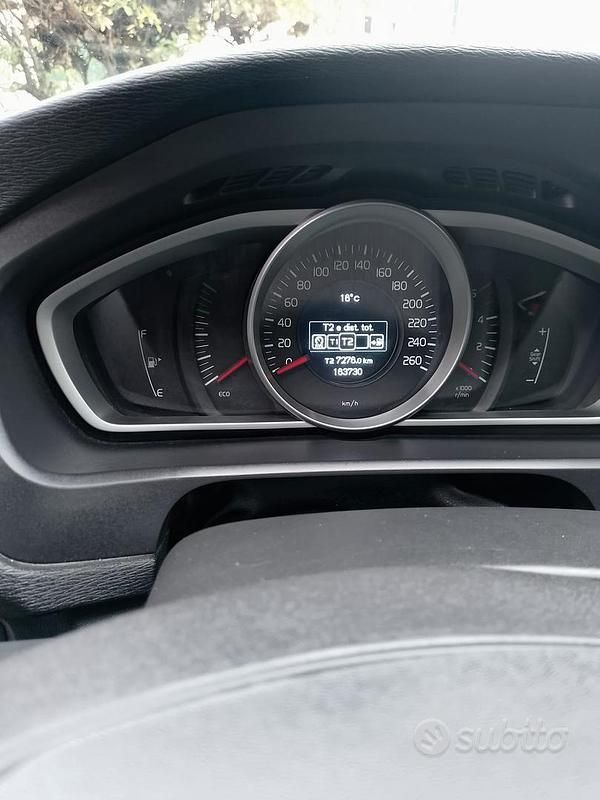 Usata Volvo V40 120 CV (88 kW) 2017 Nero Berlina