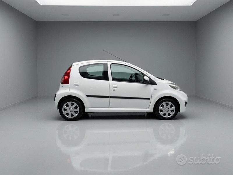 Usata Peugeot 107 Active 68 CV (50 kW) 2010 Bianco Utilitaria
