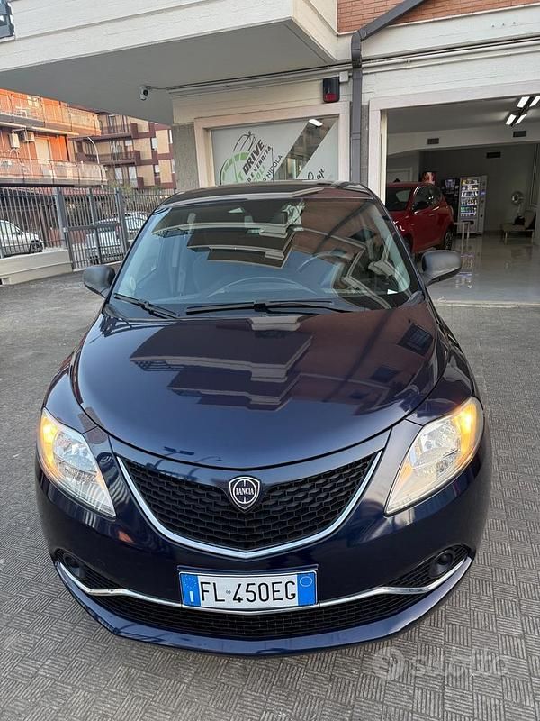 Usata Lancia Ypsilon Silver 69 CV (50 kW) 2017 Blu Utilitaria