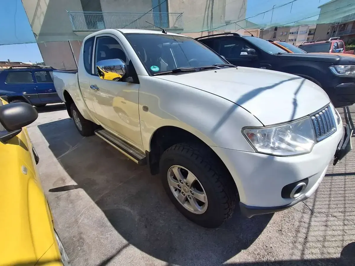 Usata Mitsubishi L200 Inform 136 CV (100 kW) 2012 Blu Pick-up