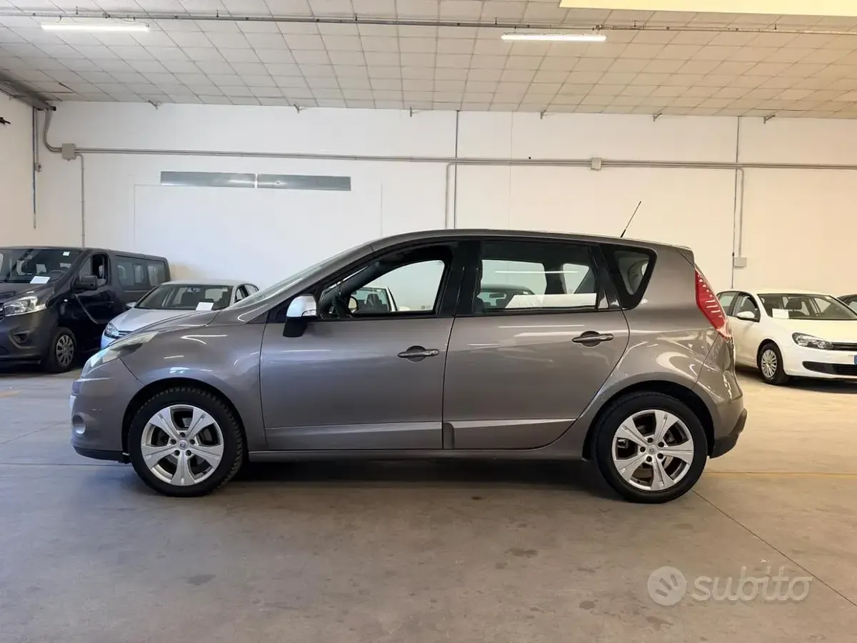 Usata Renault Scénic Dynamique 110 CV (80 kW) 2011 Grigio Monovolume