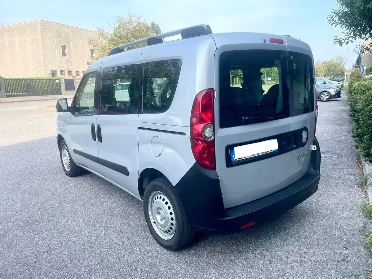 Usata Fiat Doblò Emotion 95 CV (69 kW) 2011 Grigio Monovolume