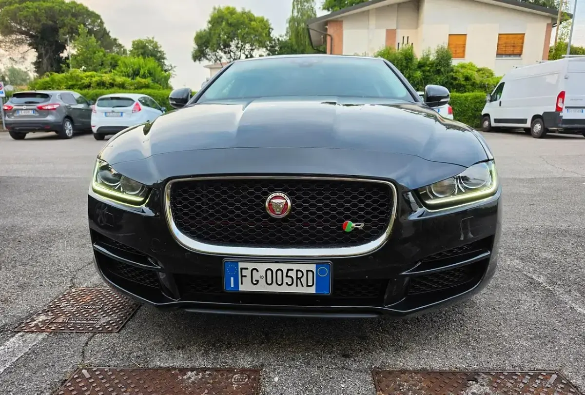 Usata Jaguar XE Portfolio 180 CV (132 kW) 2017 Nero Berlina