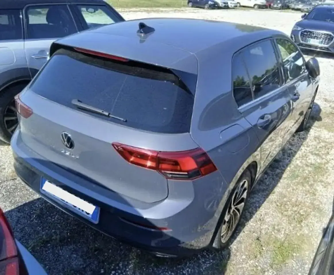 Usata VW Golf VIII Style 131 CV (96 kW) 2022 Dolphin grey metallizzato Berlina