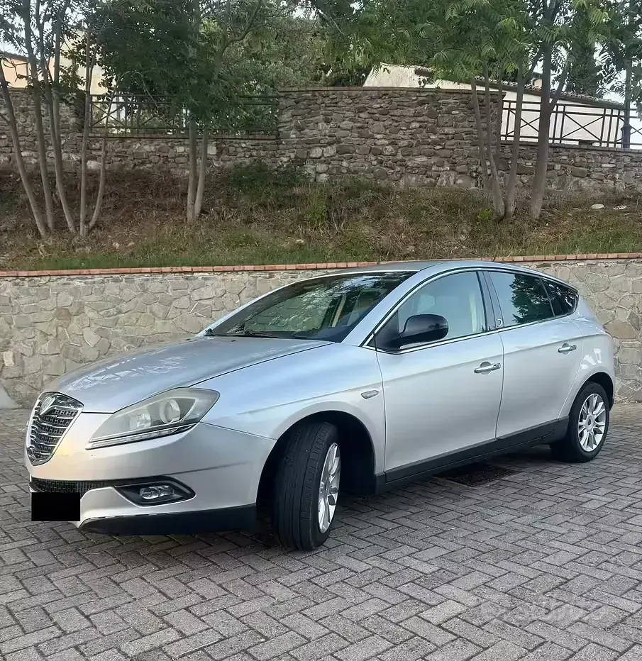 Usata Lancia Delta 120 CV (88 kW) 2011 Grigio Utilitaria