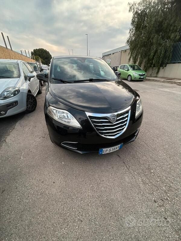 Usata Lancia Ypsilon 80 CV (58 kW) 2012 Nero Utilitaria