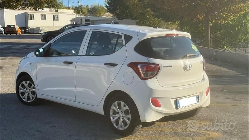 Usata Hyundai i10 67 CV (49 kW) 2015 Bianco Utilitaria