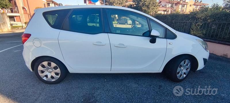 Usata Opel Meriva Cosmo 95 CV (69 kW) 2011 Bianco Monovolume