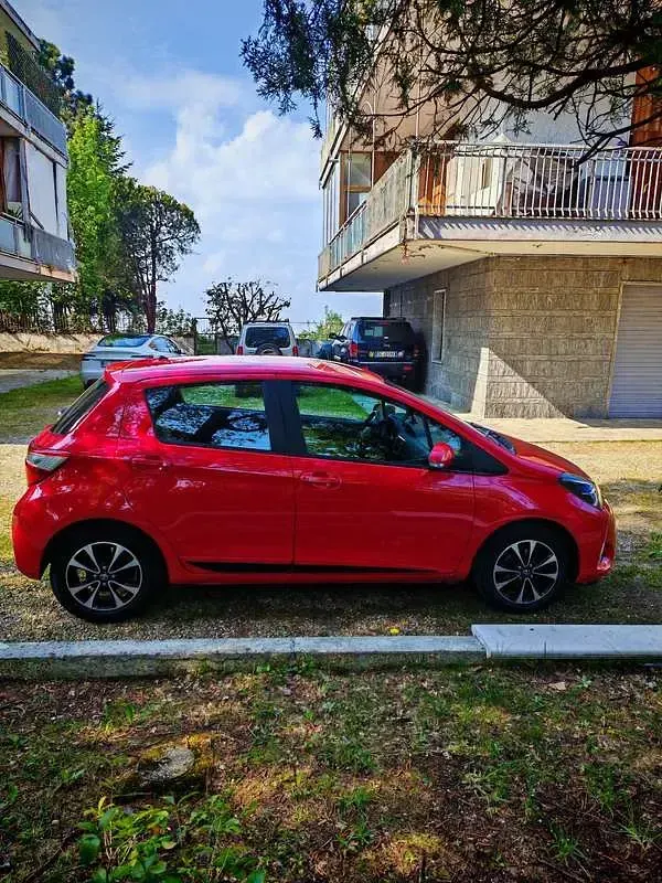 Usata Toyota Yaris Lounge 72 CV (52 kW) 2017 Berlina