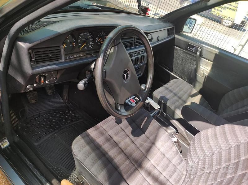 Usata Mercedes 190 109 CV (80 kW) 1992 Grigio Berlina