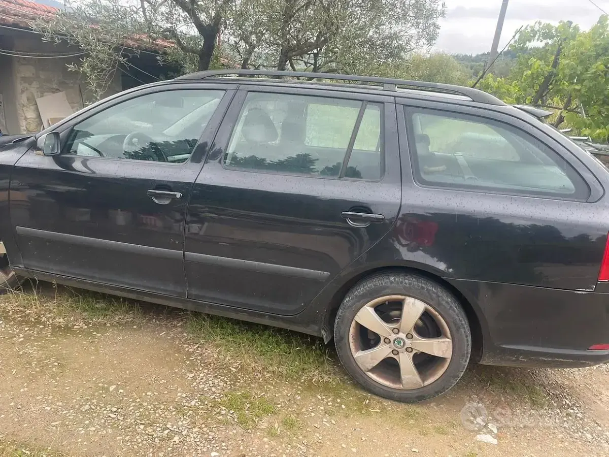 Käytetty Skoda Octavia Ambiente 105 HP (77 kW) 2007 Musta Farmari