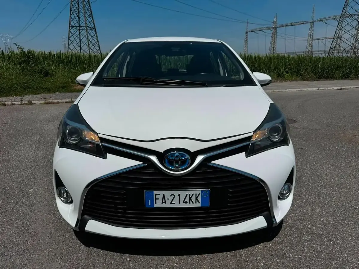 Usata Toyota Yaris Active 74 CV (54 kW) 2015 Bianco Utilitaria