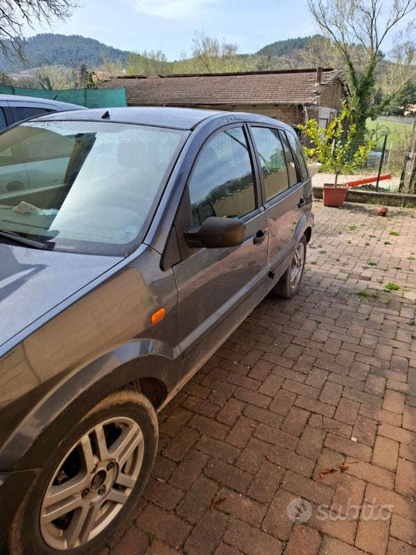 Usata Ford Fusion 68 CV (50 kW) 2003 Blu Berlina