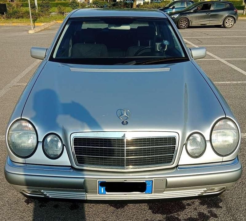 Usata Mercedes E200 Elegance 136 CV (100 kW) 1998 Argento Berlina