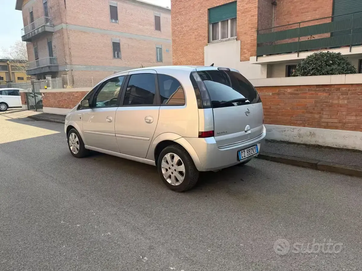Usata Opel Meriva Cosmo 105 CV (77 kW) 2006 Grigio Monovolume