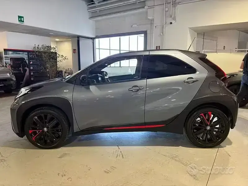 Usata Toyota Aygo X Lounge 72 CV (52 kW) 2023 Grigio SUV