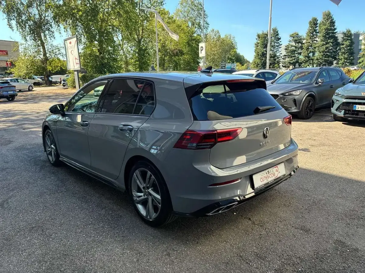 Usata VW Golf VIII R-line 150 CV (110 kW) 2022 Grigio Berlina
