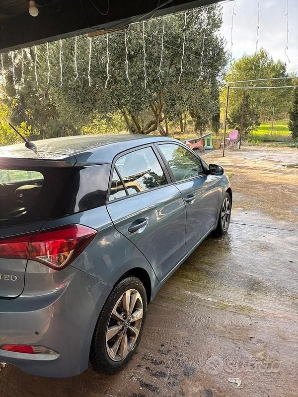 Usata Hyundai i20 75 CV (55 kW) 2015 Blu Berlina