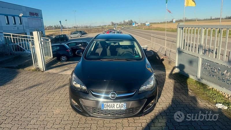 Usata Opel Astra 140 CV (102 kW) 2013 Nero Station wagon