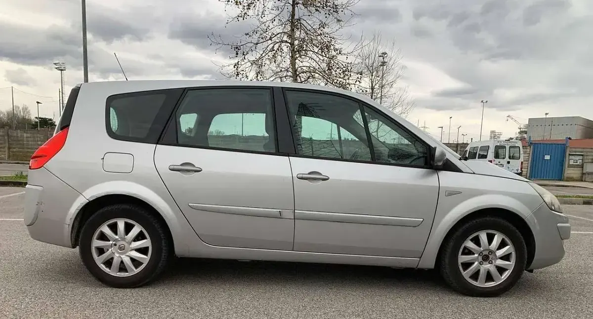 Usata Renault Grand Scénic II 111 CV (81 kW) 2009 Argento Monovolume