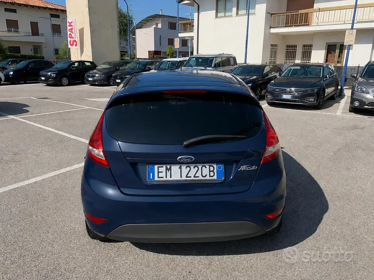 Usata Ford Fiesta 71 CV (52 kW) 2012 Bluazzurro Berlina