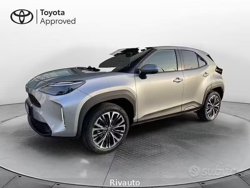 Usata Toyota Yaris Cross Lounge 116 CV (85 kW) 2022 Argento SUV