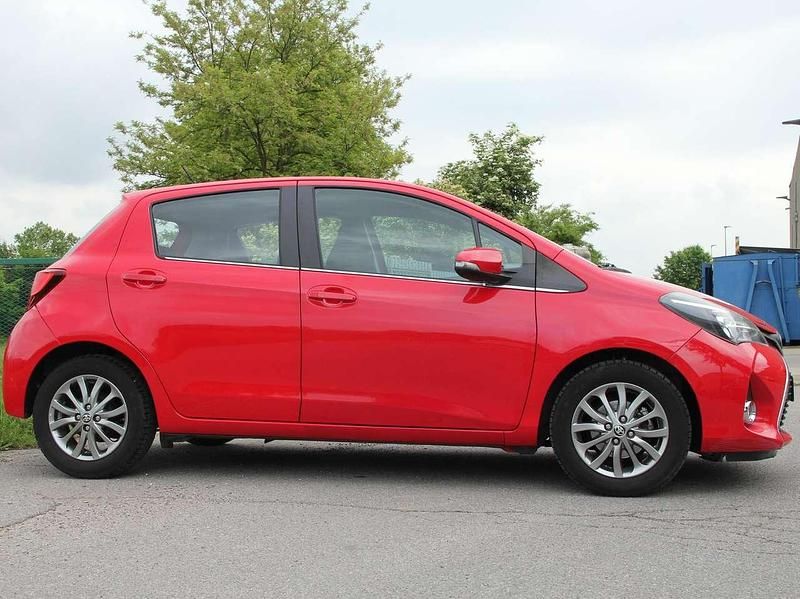 Usata Toyota Yaris Hybrid Active 101 CV (74 kW) 2019 Rosso Berlina