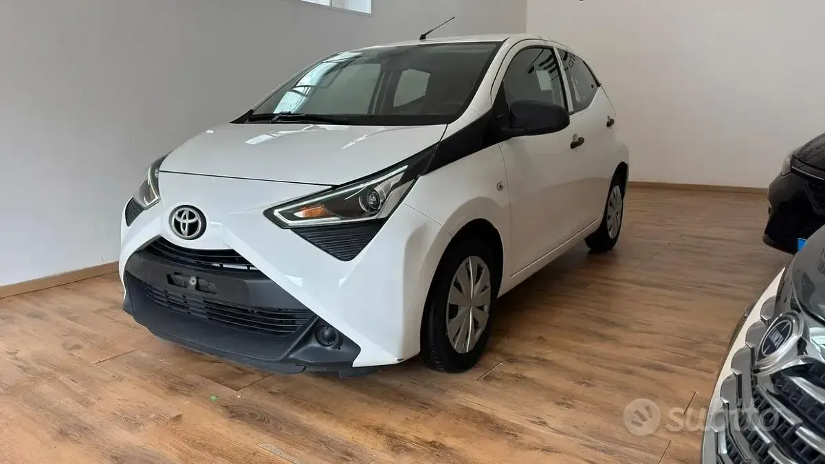 Usata Toyota Aygo Connect Style 72 CV (52 kW) 2021 Bianco Utilitaria