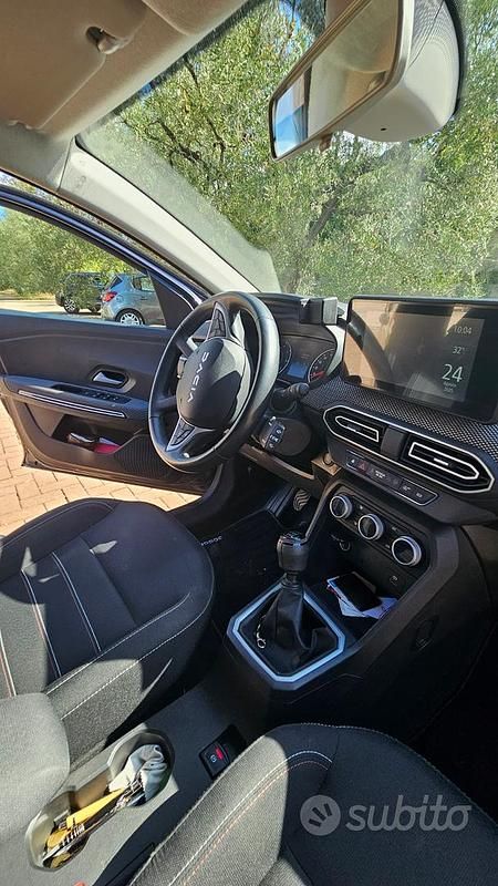 Begagnad Dacia Jogger 101 HK (74 kW) 2022 Grå Minibuss