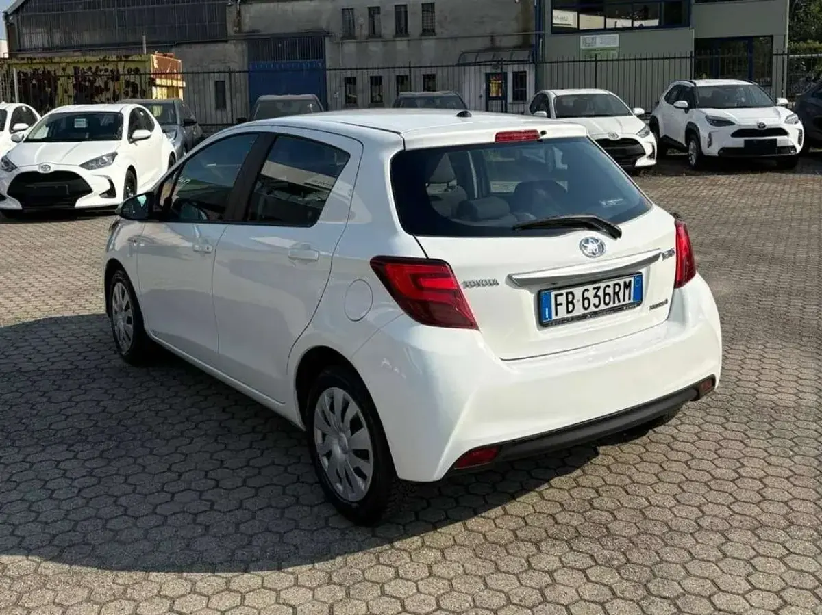 Usata Toyota Yaris Hybrid Active 75 CV (55 kW) 2015 Other Berlina