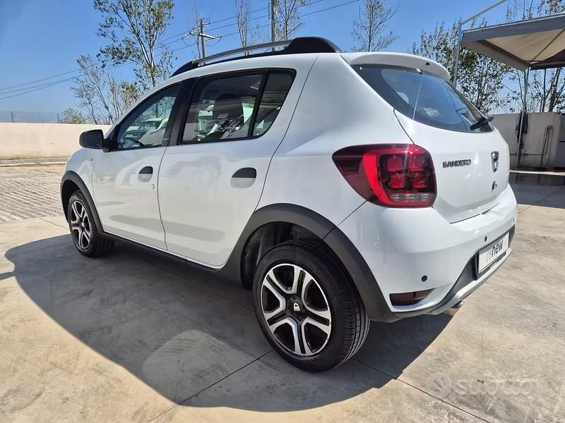 Begagnad Dacia Sandero Stepway 90 HK (66 kW) 2018 Vit Sedan