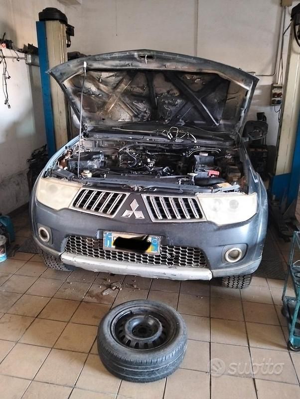 Grigio Usata 2010 Mitsubishi L SUV | 6800 € - Immagine 1/4