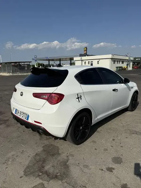 Usata Alfa Romeo Giulietta Distinctive 105 CV (77 kW) 2011 Bianco Utilitaria
