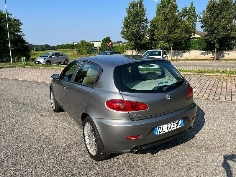 Usata Alfa Romeo 147 Distinctive 120 CV (88 kW) 2008 Grigio Utilitaria