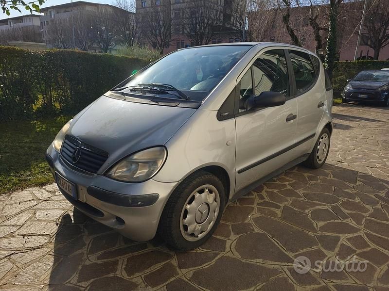 Grigio Usata 2004 Mercedes A140 Avantgarde Tre volumi | 1900 € (Buon prezzo) - Immagine 1/4